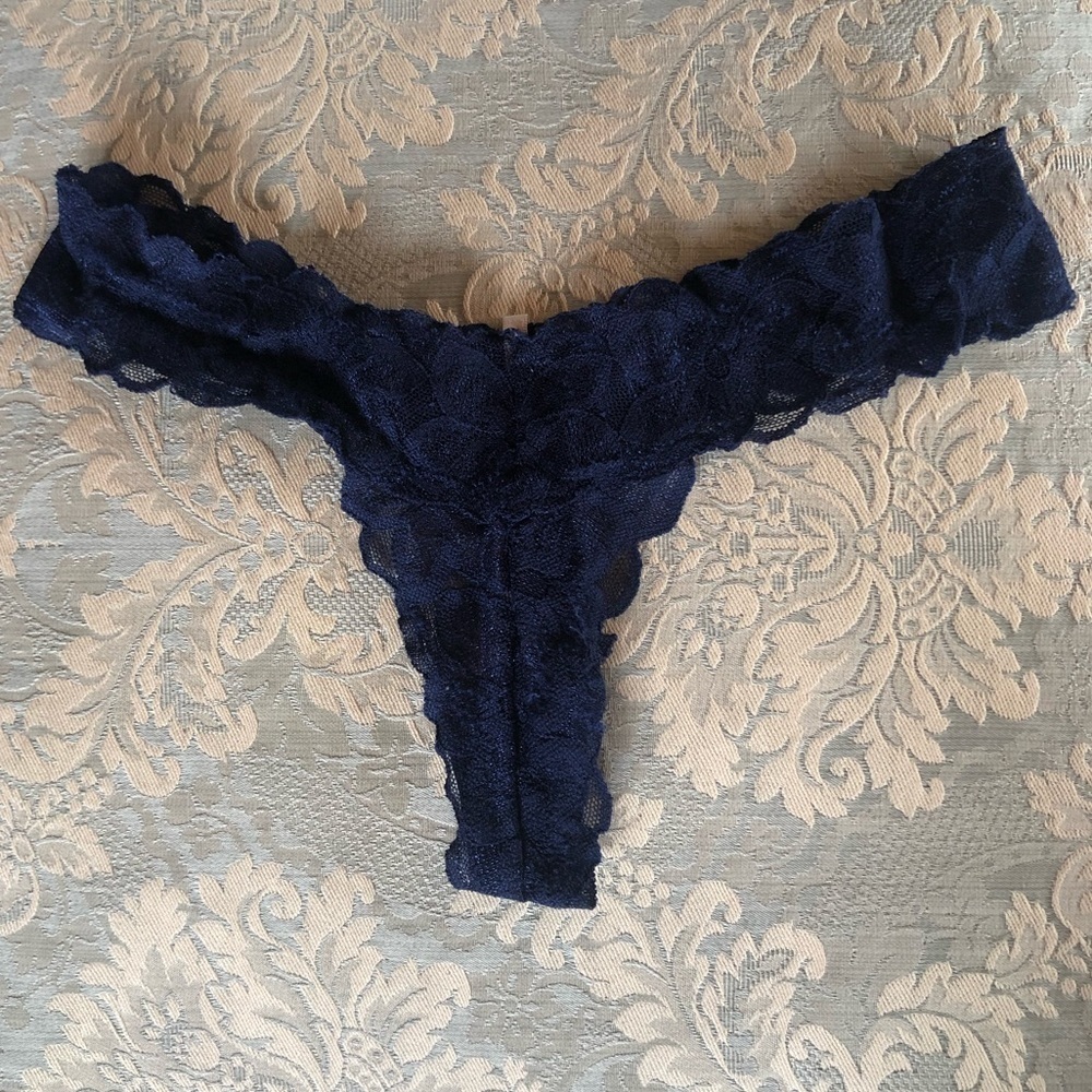 VS PINK extra low rise scalloped lace thong size medium navy